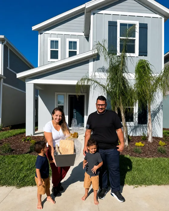 Família em frente à nova casa na Flórida